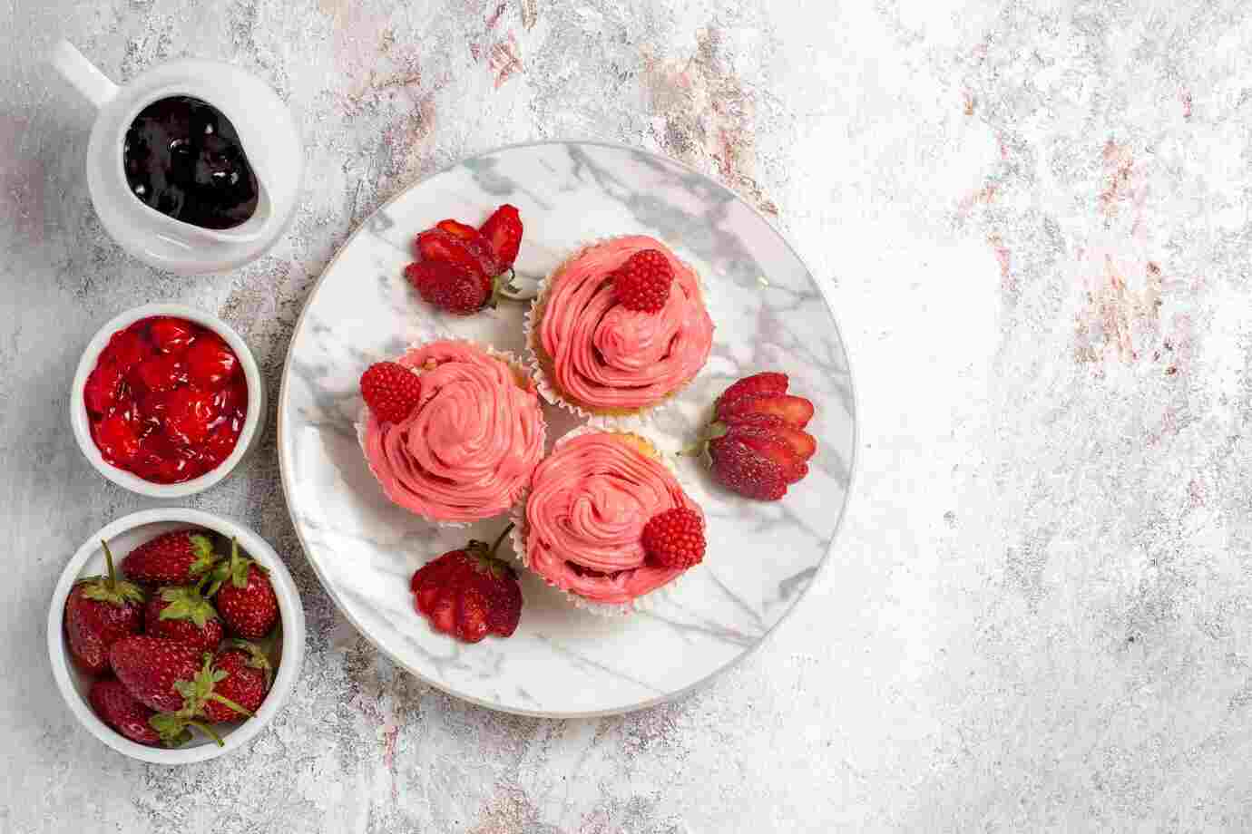 Easy Strawberry Desserts with Few Ingredients (Quick & Delicious!)